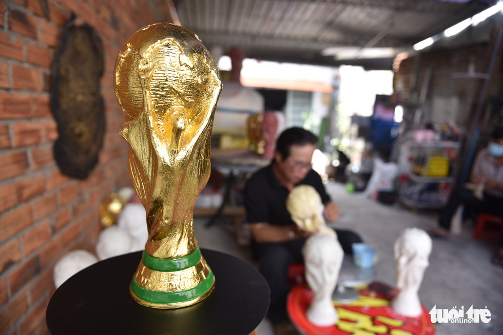 Người đàn ông đam mê làm cúp vàng World Cup - Ảnh 8.