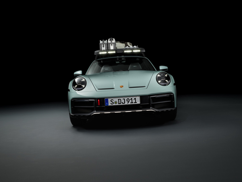 Porsche 911 Dakar ra mắt: Xe sang của nhà giàu thích nghịch cát - Ảnh 9.