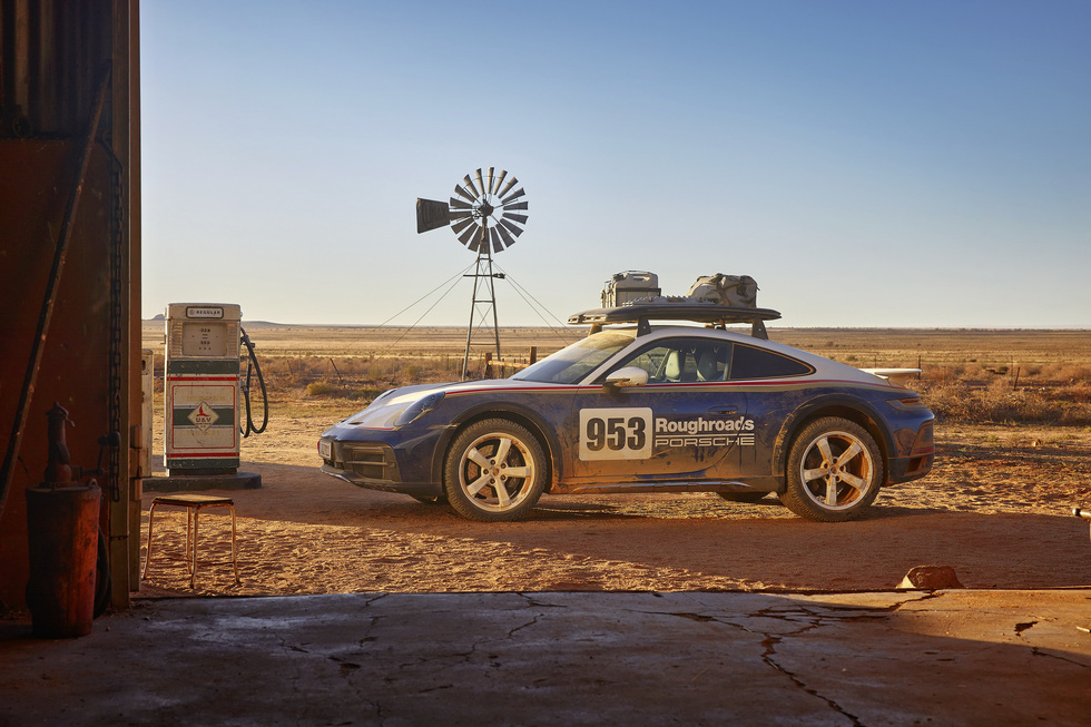 Porsche 911 Dakar ra mắt: Xe sang của nhà giàu thích nghịch cát - Ảnh 12.