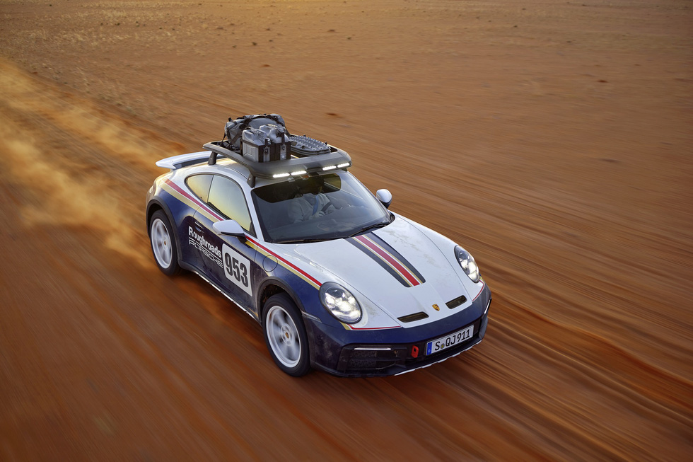 Porsche 911 Dakar ra mắt: Xe sang của nhà giàu thích nghịch cát - Ảnh 5.