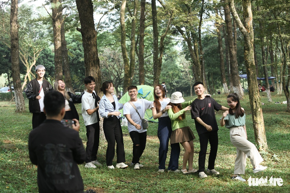 Người dân thủ đô lên rừng thông Ba Vì cắm trại, ngắm ‘con đường Hàn Quốc’ - Ảnh 3. Người dân thủ đô lên rừng thông Ba Vì cắm trại, ngắm ‘con đường Hàn Quốc’ - Ảnh 3.