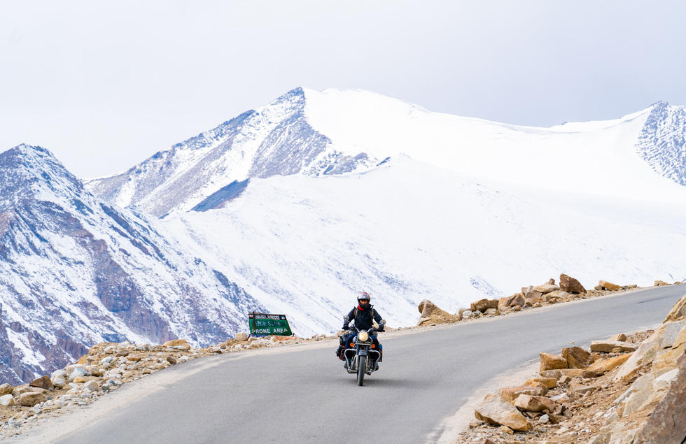 Chạy xe máy dưới núi tuyết tại Ladakh và kỷ niệm lạc đường trong đêm của travel blogger Việt - Ảnh 7.