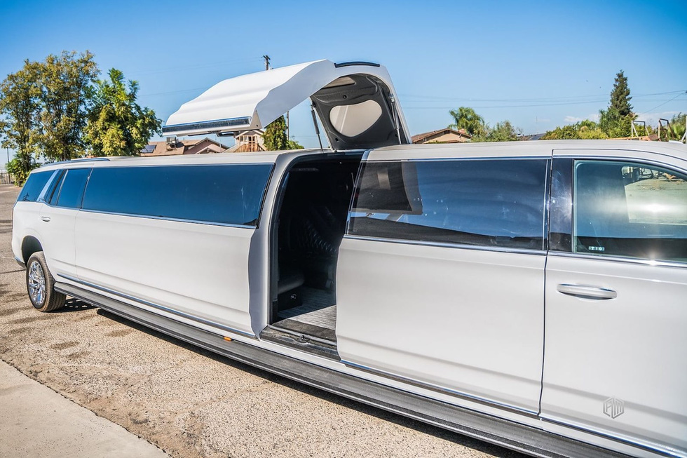 Cadillac Escalade độ limousine dài hơn 10 mét: Bên trong nhà phòng karaoke - Ảnh 6.