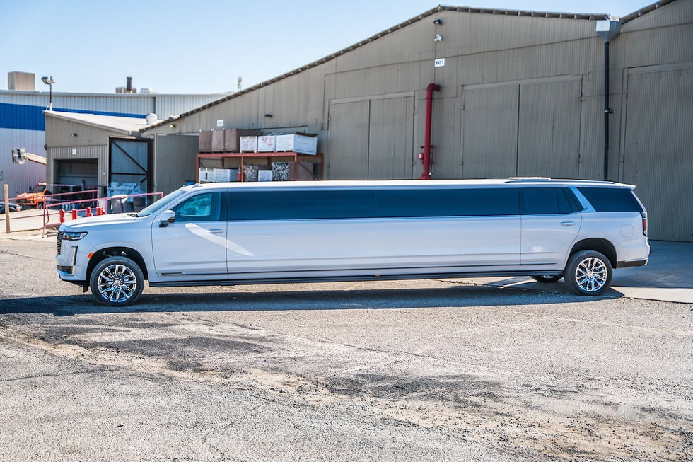 Cadillac Escalade độ limousine dài hơn 10 mét: Bên trong nhà phòng karaoke - Ảnh 5.