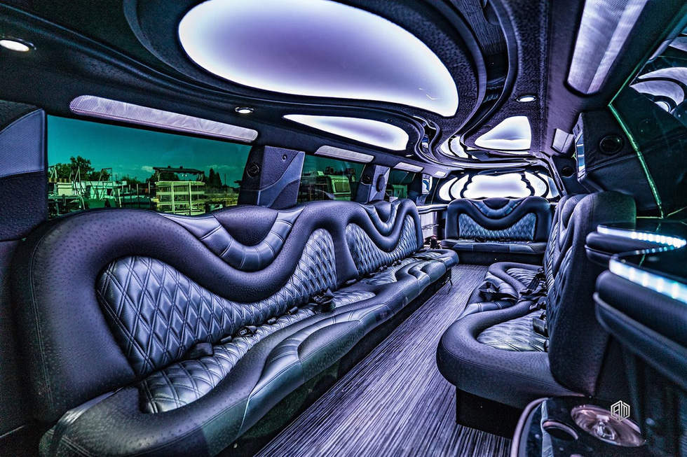 Cadillac Escalade độ limousine dài hơn 10 mét: Bên trong như phòng karaoke - Ảnh 9.