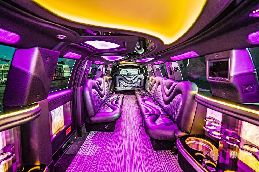 Cadillac Escalade độ limousine dài hơn 10 mét: Bên trong nhà phòng karaoke - Ảnh 2.