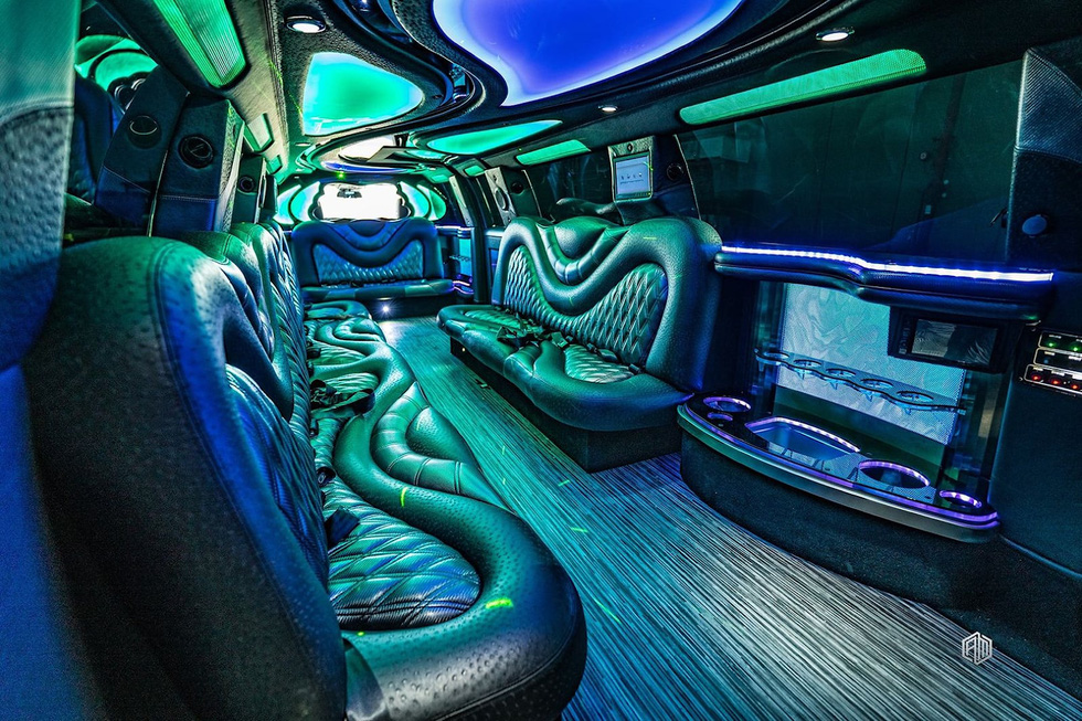 Cadillac Escalade độ limousine dài hơn 10 mét: Bên trong nhà phòng karaoke - Ảnh 11.