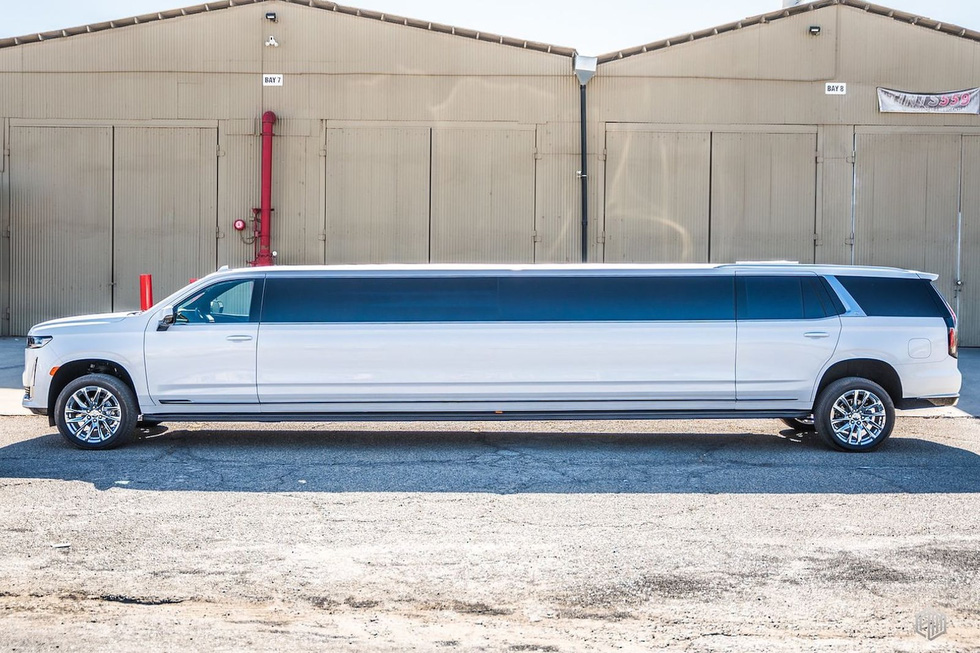 Cadillac Escalade độ limousine dài hơn 10 mét: Bên trong như phòng karaoke