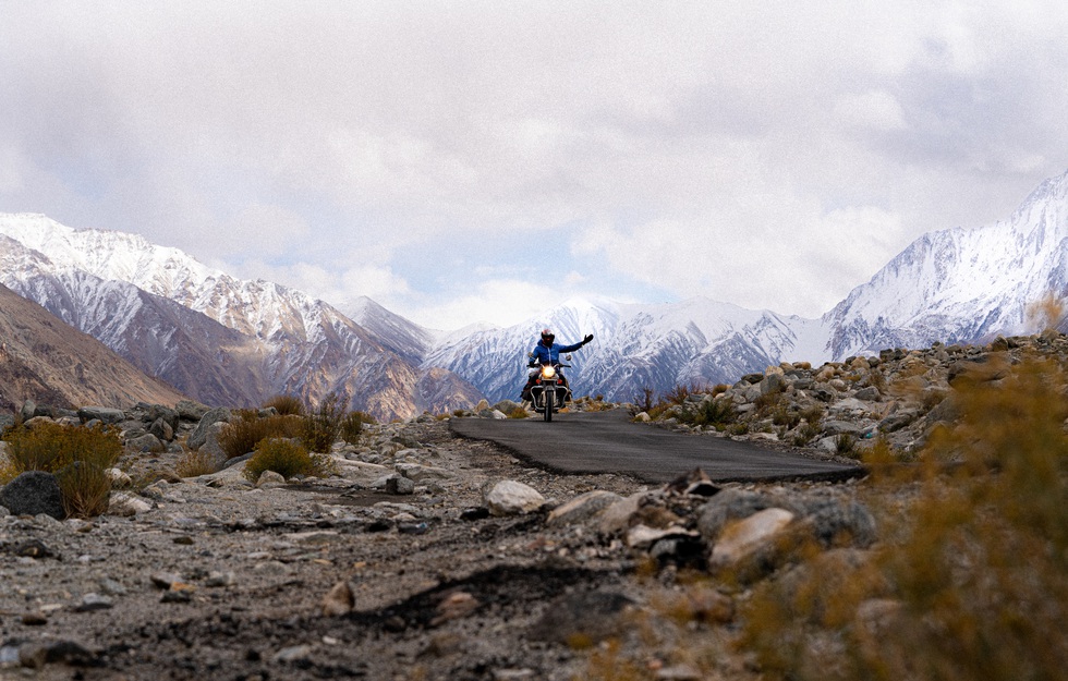 Chạy xe máy dưới núi tuyết tại Ladakh và kỷ niệm lạc đường trong đêm của travel blogger Việt - Ảnh 1. Chạy xe máy dưới núi tuyết tại Ladakh và kỷ niệm lạc đường trong đêm của travel blogger Việt - Ảnh 1.