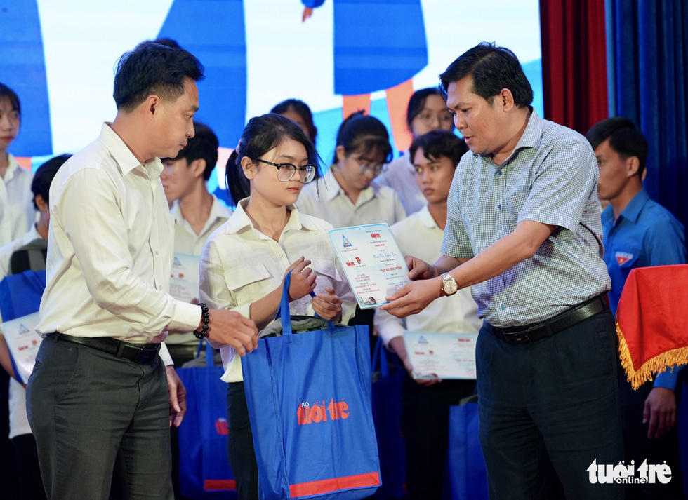 Ngày Nhà giáo Việt Nam, trao yêu thương trong từng suất học bổng - Ảnh 15.