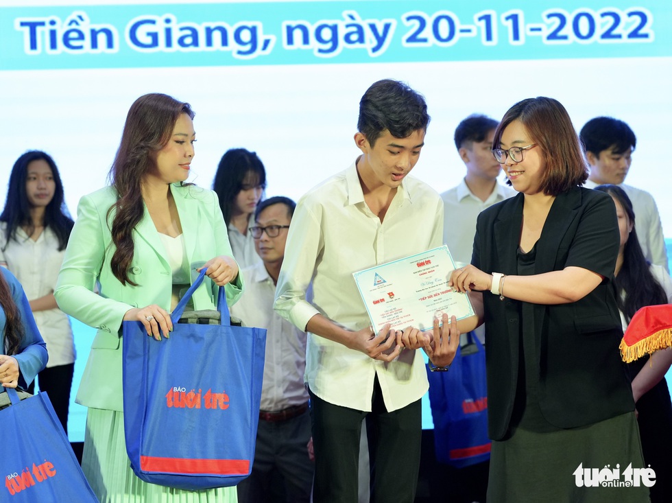 Ngày Nhà giáo Việt Nam, trao yêu thương trong từng suất học bổng - Ảnh 16. Ngày Nhà giáo Việt Nam, trao yêu thương trong từng suất học bổng - Ảnh 16.