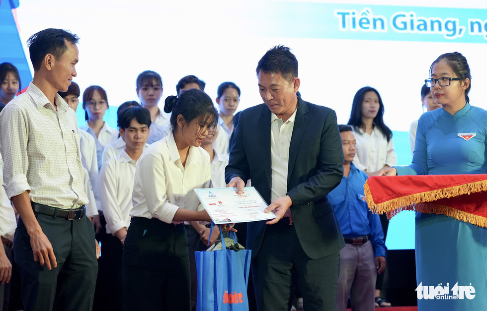 Ngày Nhà giáo Việt Nam, trao yêu thương trong từng suất học bổng - Ảnh 17.