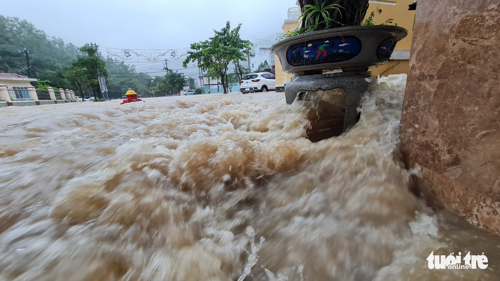 Mưa lớn kéo dài tại Quy Nhơn, xe máy và người đi đường bị nước cuốn - Ảnh 8.