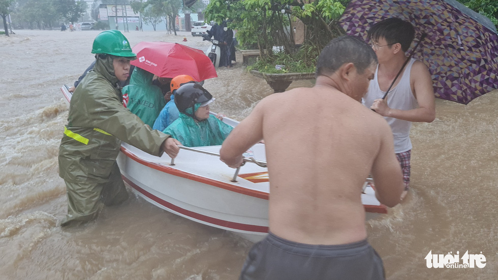 Mưa lớn kéo dài tại Quy Nhơn, xe máy và người đi đường bị nước cuốn - Ảnh 10.