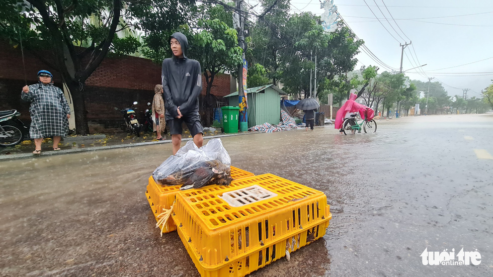 Mưa lớn kéo dài tại Quy Nhơn, xe máy và người đi đường bị nước cuốn - Ảnh 9.