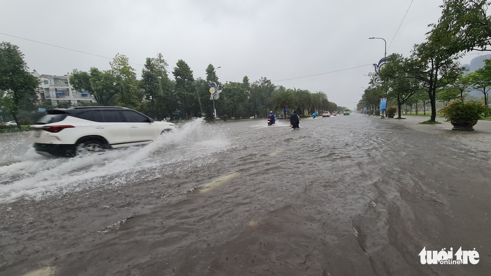 Mưa lớn kéo dài tại Quy Nhơn, xe máy và người đi đường bị nước cuốn - Ảnh 11.
