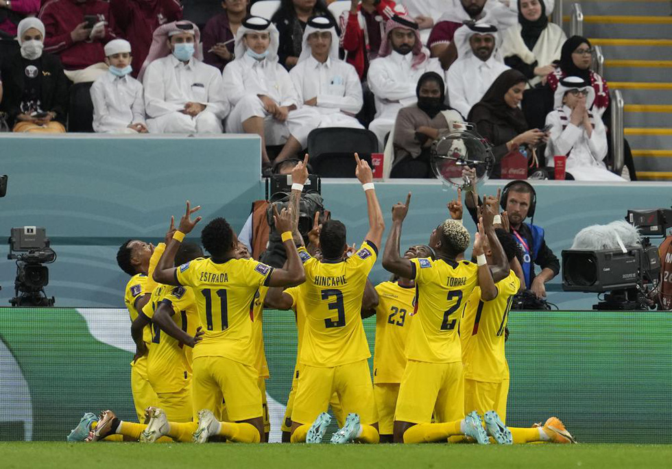 Chùm ảnh ngày khai mạc đầy ấn tượng của World Cup 2022 tại Qatar - Ảnh 7.