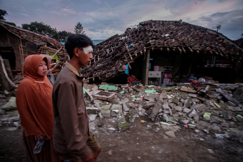Thị trấn Indonesia tan hoang sau trận động đất khiến ít nhất 162 người chết - Ảnh 7.
