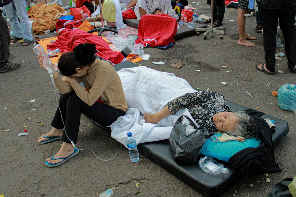 Thị trấn Indonesia tan hoang sau trận động đất khiến ít nhất 162 người chết - Ảnh 1.