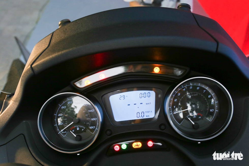 Piaggio MP3 ra mắt Việt Nam: Mô tô 3 bánh, 400 phân khối, giá 330 triệu đồng - Ảnh 8. Piaggio MP3 ra mắt Việt Nam: Mô tô 3 bánh, 400 phân khối, giá 330 triệu đồng - Ảnh 8.