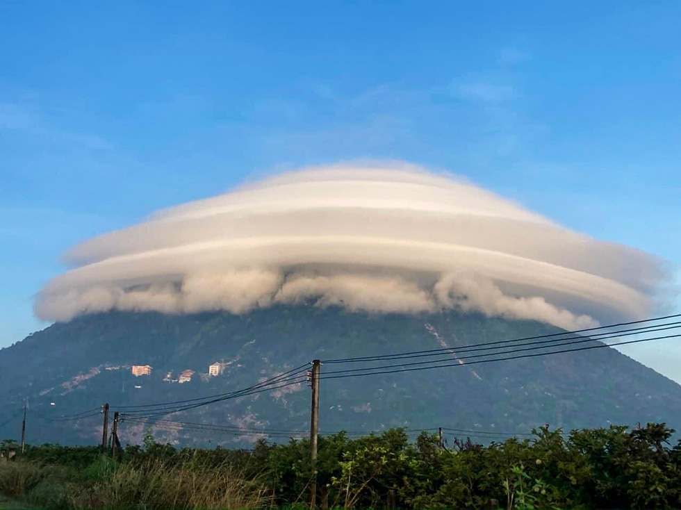 The amazing phenomenon of 'cloud disk' on the top of Ba Den mountain - Photo 1.