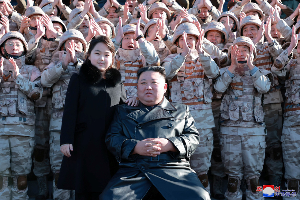 Phương tiện phóng tên lửa được phong tặng anh hùng ở Triều Tiên - Ảnh 1.