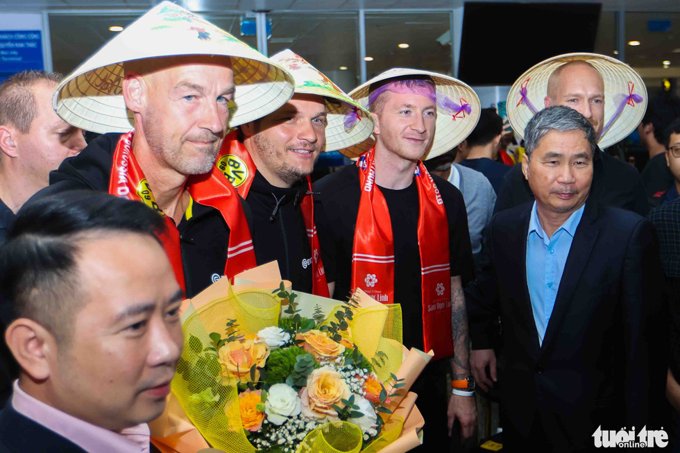 Marco Reus cùng các cầu thủ Borussia Dortmund thích thú với chiếc nón lá khi đến Việt Nam - Ảnh 1.