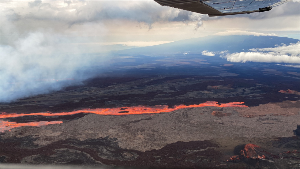 Núi lửa lớn nhất thế giới phun trào sau gần 40 năm - Ảnh 3.