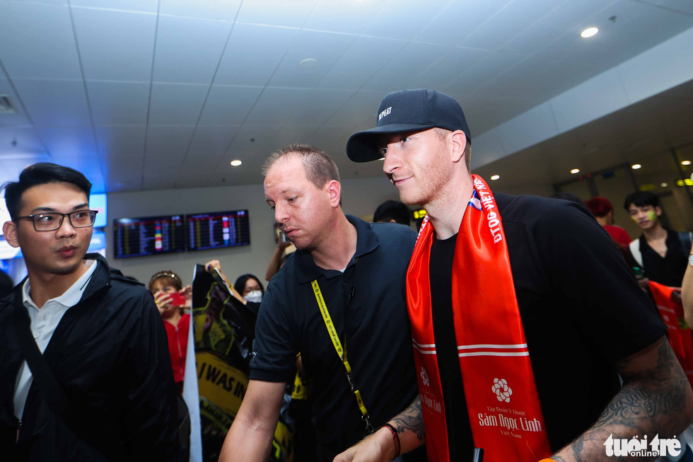 Marco Reus cùng các cầu thủ Borussia Dortmund thích thú với chiếc nón lá khi đến Việt Nam - Ảnh 5.