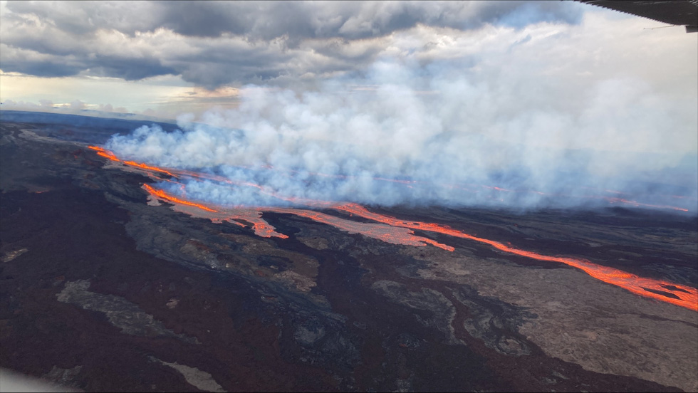 Núi lửa lớn nhất thế giới phun trào sau gần 40 năm - Ảnh 4.