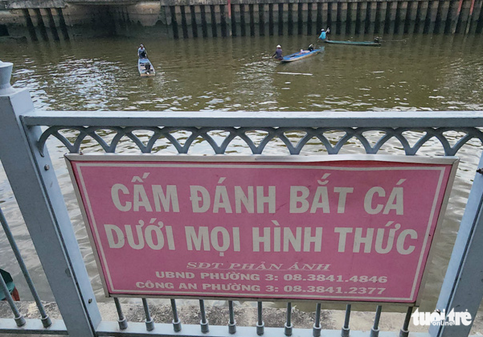 Xuyệt điện đánh bắt cá vẫn tung hoành trên kênh Nhiêu Lộc - Thị Nghè giữa ban ngày - Ảnh 4.