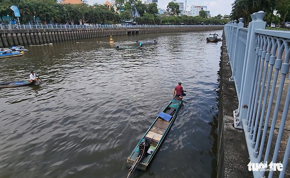 Xuyệt điện đánh bắt cá vẫn tung hoành trên kênh Nhiêu Lộc - Thị Nghè giữa ban ngày - Ảnh 1.