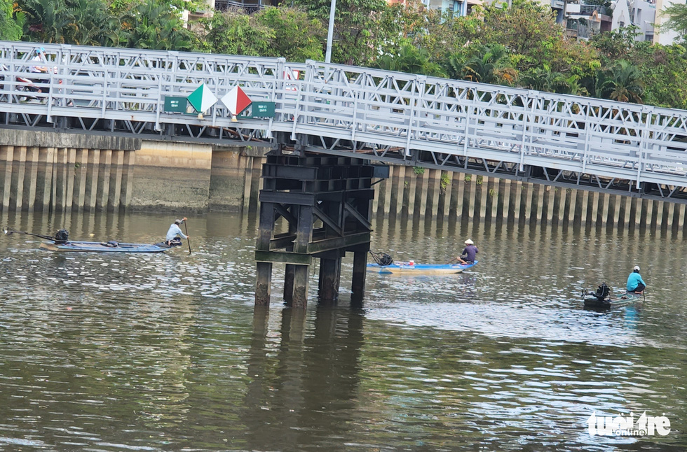 Xuyệt điện đánh bắt cá vẫn tung hoành trên kênh Nhiêu Lộc - Thị Nghè giữa ban ngày - Ảnh 2.