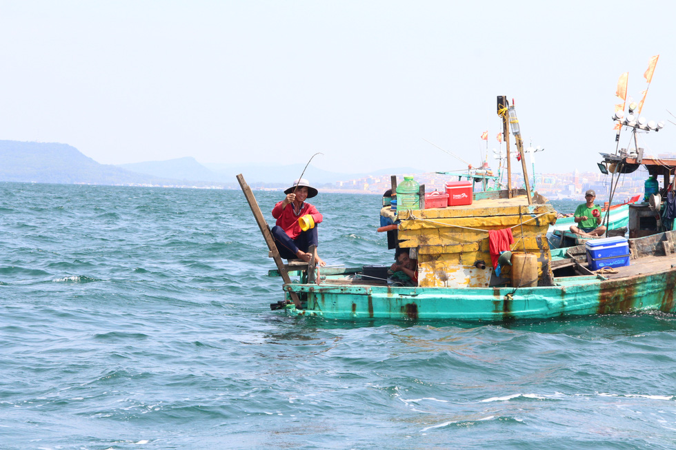 In the season of squid water, Phu Quoc fishermen hunt squid day and night - Photo 2.