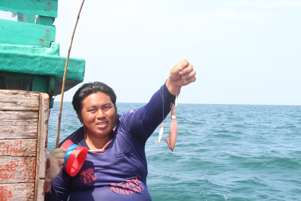 When the squid season comes back, Phu Quoc fishermen hunt squid day and night - Photo 1.
