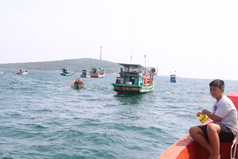 The season of squid water returns, Phu Quoc fishermen hunt squid day and night - Photo 5.