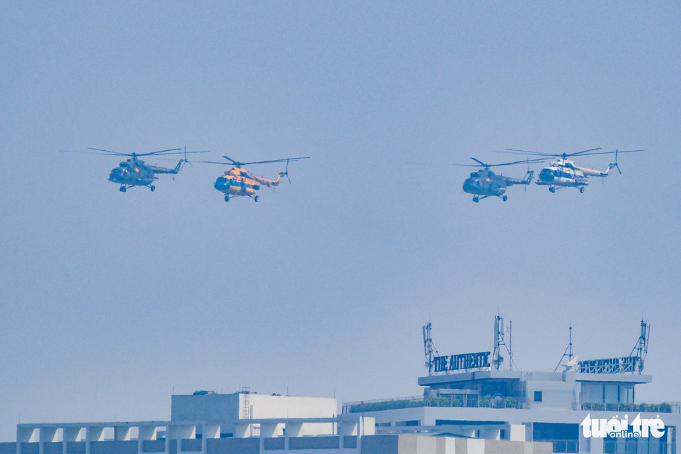 Loạt tiêm kích Su30-MK2 và trực thăng Mi diễn tập trên bầu trời Hà Nội - Ảnh 6.