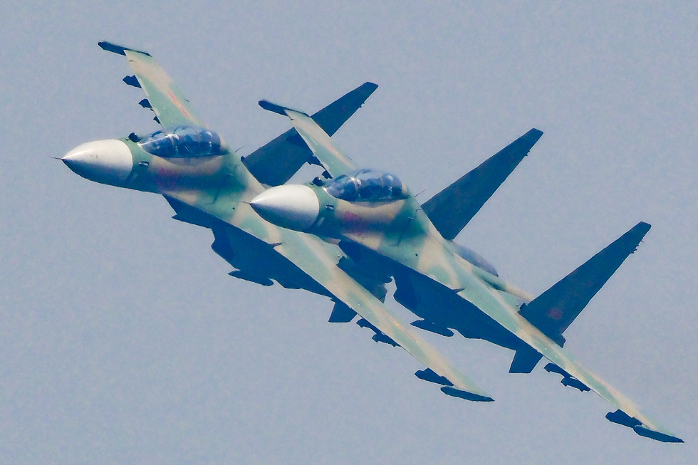 Loạt tiêm kích Su30-MK2 và trực thăng Mi diễn tập trên bầu trời Hà Nội - Ảnh 2.