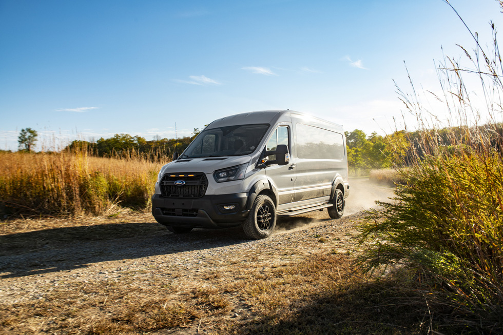 Ford Transit thêm bản mua về, đi chơi xa được luôn không cần thêm gì - Ảnh 5.