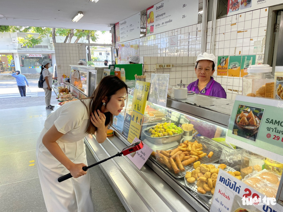 Phóng viên Tuổi Trẻ đi Thái Lan quay chương trình Khám phá trường học - Ảnh 2.