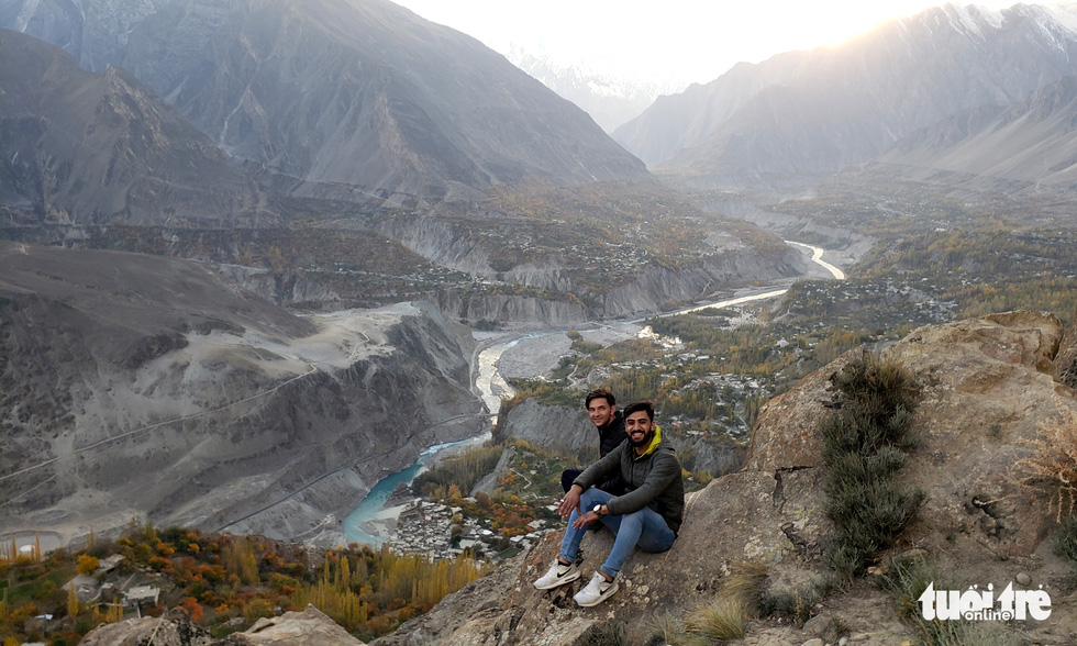Vượt ‘kỳ quan thứ 8’ đến thung lũng sắc màu ở Pakistan - Ảnh 13.