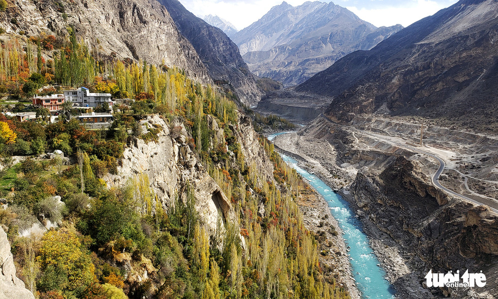 Vượt ‘kỳ quan thứ 8’ đến thung lũng sắc màu ở Pakistan - Ảnh 11.