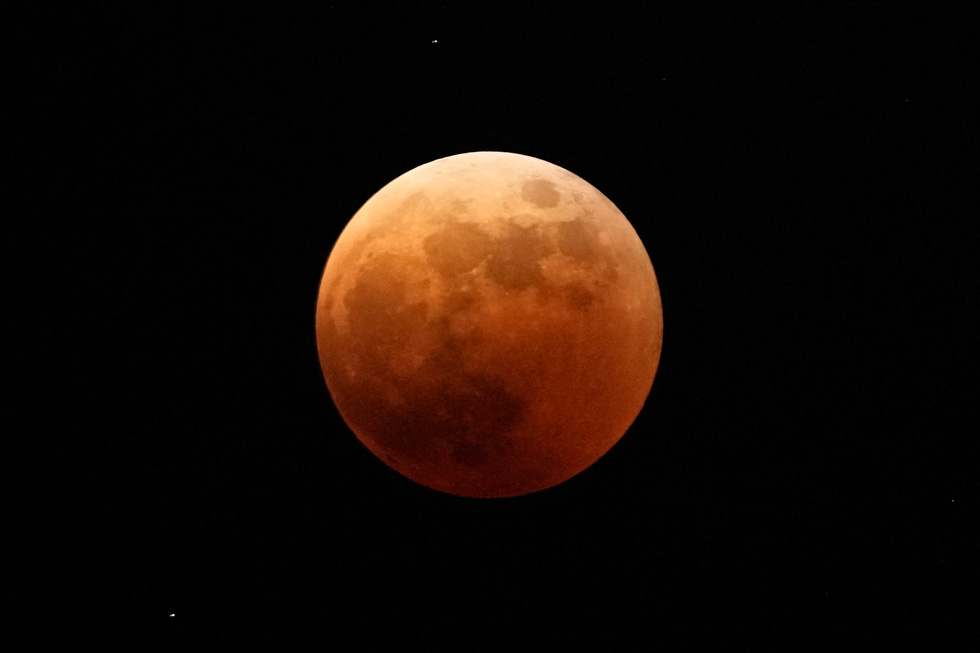 Đông Á và Bắc Mỹ ngắm trăng máu đêm nay 8-11 - Ảnh 1.