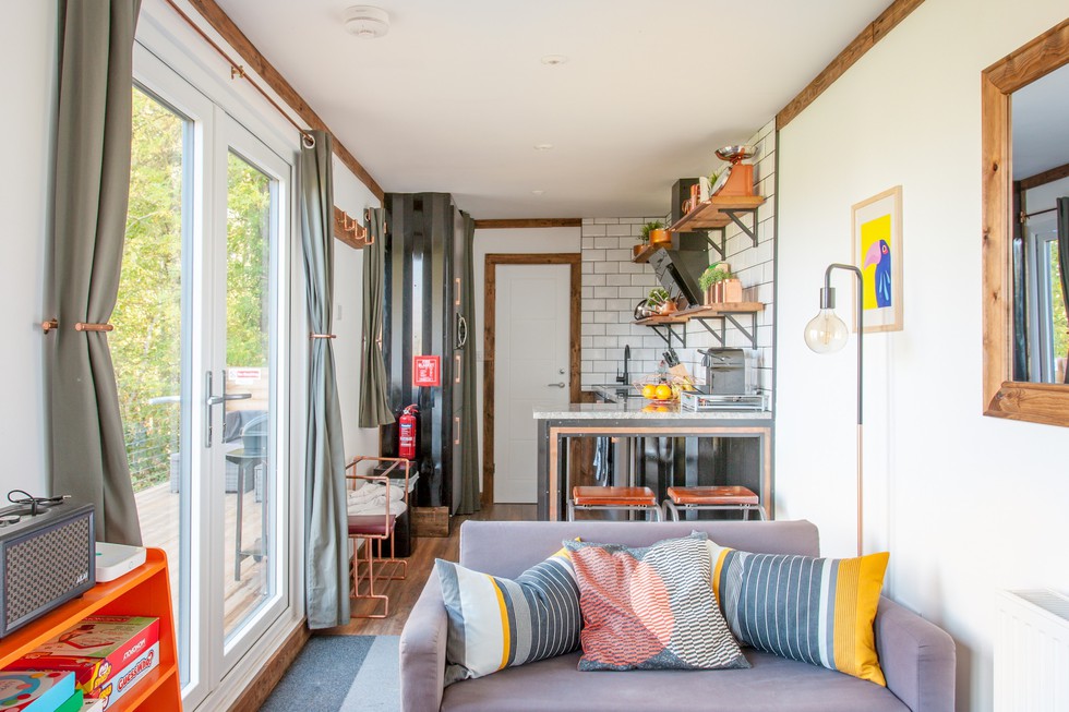 Container cũ độ nhà nghỉ sang trọng: 4 người sống thoải mái và đầy tiện nghi - Ảnh 4. Container cũ độ nhà nghỉ sang trọng: 4 người sống thoải mái và đầy tiện nghi - Ảnh 4.