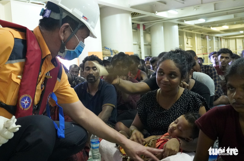 Vất vả đưa 303 người Sri Lanka gặp nạn trên vùng biển Trường Sa vào bờ Vũng Tàu - Ảnh 15.