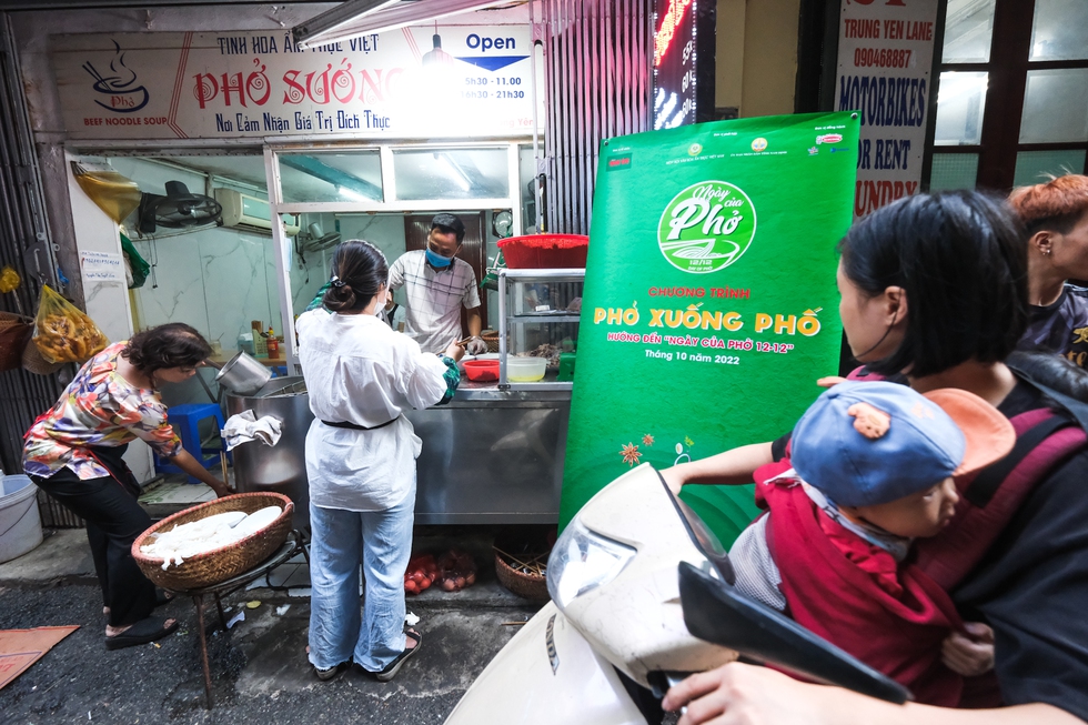 Cùng Phở xuống phố điểm danh phở ngon Hà Nội: Phở Sướng, Khôi Hói, Ngọc Vượng... - Ảnh 3. Cùng Phở xuống phố điểm danh phở ngon Hà Nội: Phở Sướng, Khôi Hói, Ngọc Vượng... - Ảnh 3.