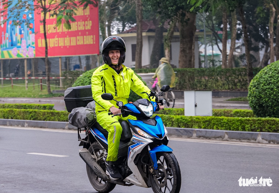 Ông Tây đội mưa lái xe máy từ Hà Nội đi Nam Định ăn phở - Ảnh 1. Ông Tây đội mưa lái xe máy từ Hà Nội đi Nam Định ăn phở - Ảnh 1.