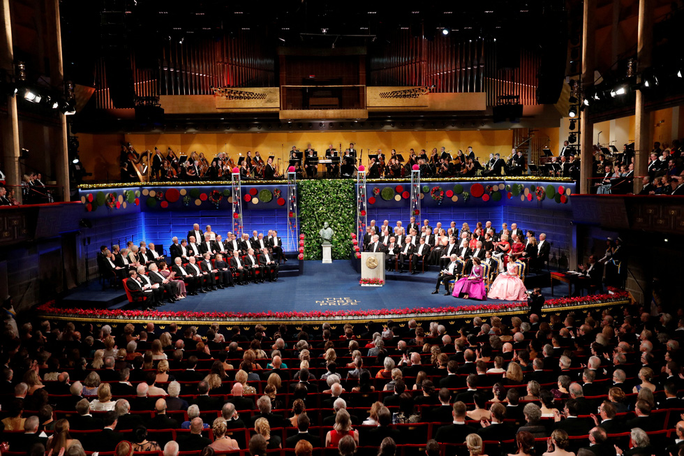 Lễ trao giải Nobel trở lại sang trọng, mời đủ người thắng giải ba năm - Ảnh 6.