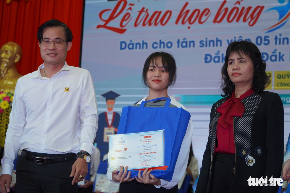 Biết được nhận học bổng Tiếp sức đến trường, hai anh em đã ôm nhau nhảy cẫng - Ảnh 2.