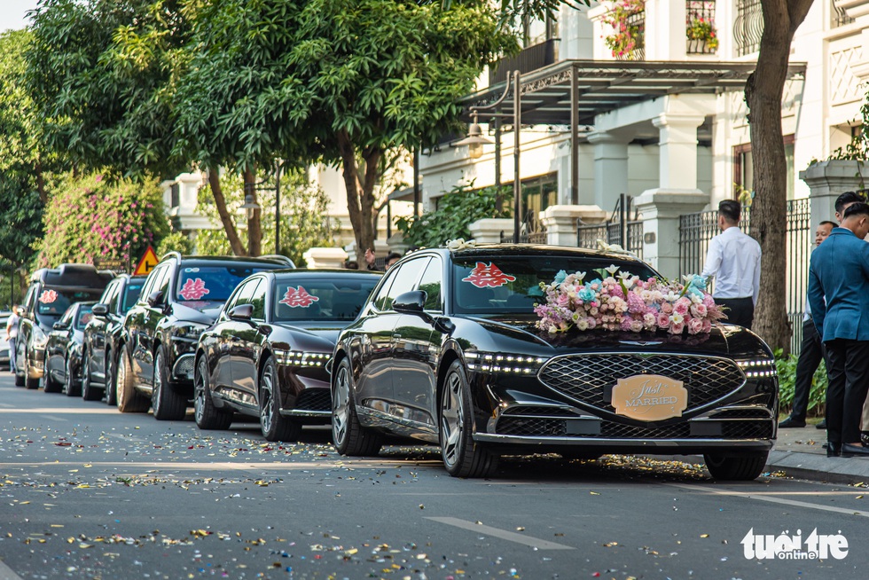 Dàn xe khủng diễu hành tại Hà Nội: Khoảng 20 chiếc Genesis cùng đoàn với Rolls-Royce, Bentley - Ảnh 1. Dàn xe khủng diễu hành tại Hà Nội: Khoảng 20 chiếc Genesis cùng đoàn với Rolls-Royce, Bentley - Ảnh 1.